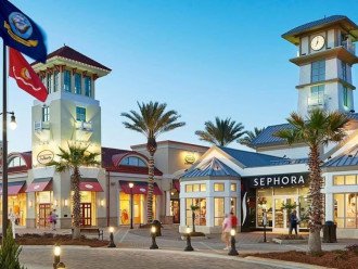Desitn Commons is a mile close by with dining, shopping & entertainment.