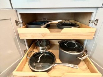 Complete pots and pans in all sizes are free to use