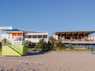 Picture of beachside restaurants near the Pompano Beach Pier