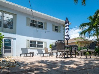 Spacious side yard with outdoor furniture, BBQ grill & lush landscaping. This is a shared space with the other guests staying at Paradise Shores.