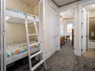 Bunkbeds on second level