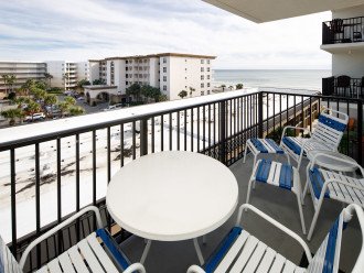 Spacious balcony with a side view of the Beautiful Emerald Coast!