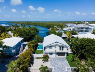 Captain's Quarters ~ Relaxed Resort Style Home with Pool & Dockage