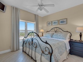 2nd Master - King sized bed and beach / gulf view! Private en-suite bath