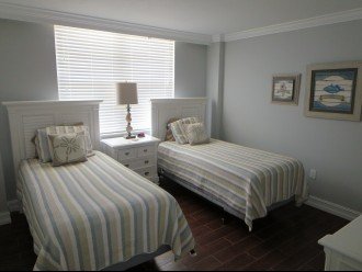 2nd bedroom with 2 Twin beds!