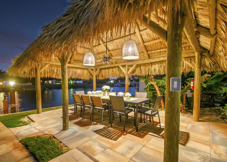 Evenings by the Waterway: Imagine casual yet delightful dinner gatherings with family at our Tiki Hut, nestled by the tranquil waters, with an inviting 8-seater table under the starlit sky.