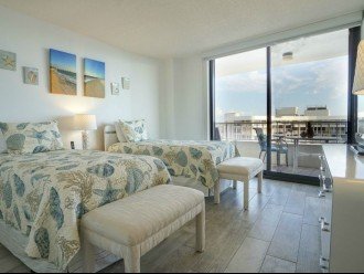 Guest Bedroom with 2 Twin Beds and Beautiful Ocean View