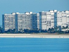 Sea Mar Condo: 19th Floor Penthouse Views of Crescent Beach-Free Wifi