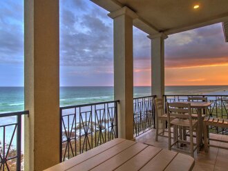 Exceptional Beach Home! 2 Free Beach SRVS! Walk right down!