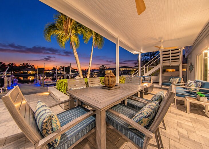 V Azule- Outside Dining-Patio.png