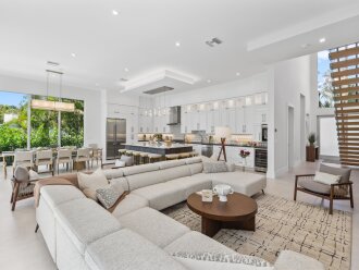 337 | Walk to Ave | Sleeps 12 | Heated Pool | Bikes | FreeBee | by DelrayNightly