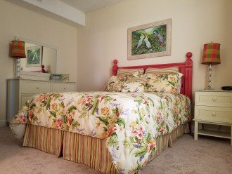 Guest room with queen bed