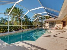 Luxury 3 bed Gulf Coast villa with private heated pool.