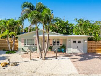 Key Lime Cottage -Hot Tub & Pool - Steps to Beach- Golf Cart
