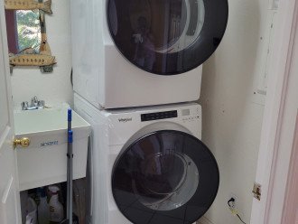 Laundrey Room with oversized washer/dryer