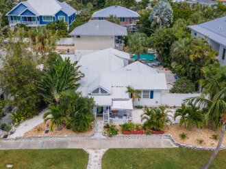 2 Bed, 2 Bath Cottage, with Guest Unit, Pool & Jacuzzi for Lease