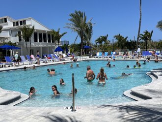 OCEAN VILLAGE! Avail Dec 28-Jan 30. 4min walk to beach/1st flr/Non-smoking/1dog
