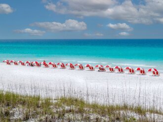 Emerald Gulf Bliss | 5-Min Walk to Beach &middot; Pool &middot; Yard &middot; Pets