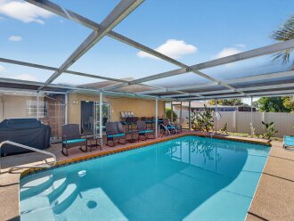 The Ponderosa Pine: 3BR/2BA Sarasota Retreat with Private Heated Pool