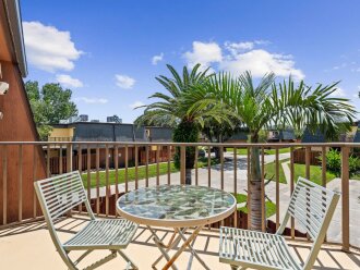 New Smyrna Beachside 2BR / 3 bath Condo , Balcony