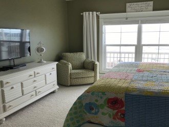 Meadow bedroom, gulf front, King bed, private bath with walk-in shower, tv, dvd