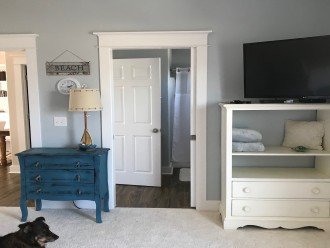 Eagle Harbor kids room shares full bathroom with living space, 2 doors.