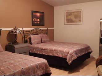 guest house bedroom 2, 2 queen beds