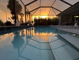 VILLA PHILIPPA /Southern Exposure, modern, Canalview, big Pool area.