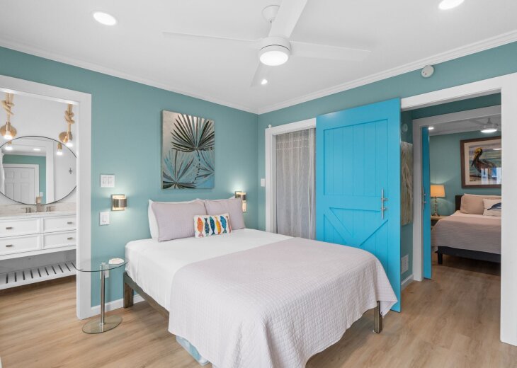Master Queen Bedroom ~ Smart TV ~ Balcony ~ Linens Provided
