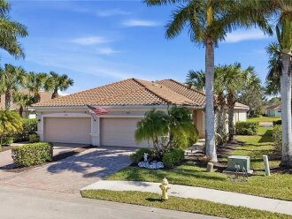 NEWLY RENOVATED!! 2 Bed/2 Bath Villa in Reflection Lakes of Naples