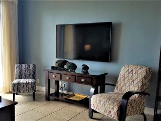 Main living area w/seating for everyone & a large flat screen TV