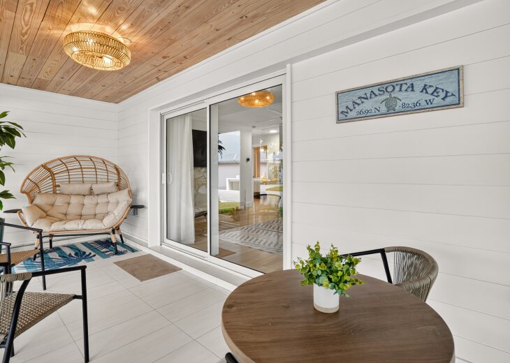 Enjoy morning coffee or evening conversation on Villa 61’s inviting screened lanai.