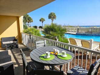 Azure 113: Oceanfront! 2 King Suites, Ground Floor - Direct Pool & BEACH ACCESS