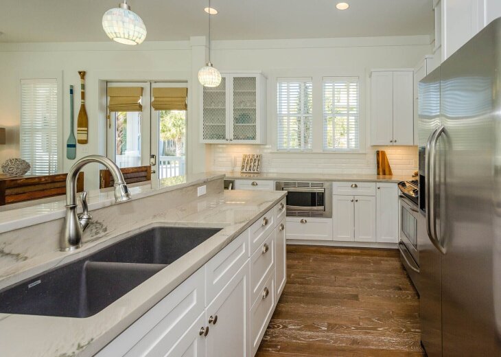 Spacious Cook's Kitchen