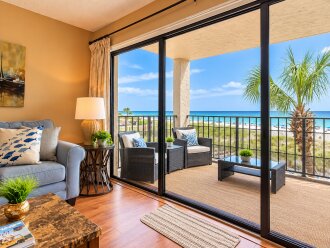 Beachfront Condo, Pool, Only 8 floors- Moondrifter