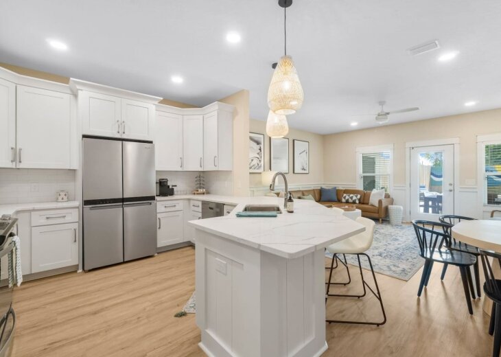 A fully equipped kitchen with all the essentials + an air fryer and rice cooker