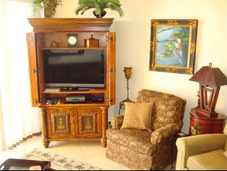 The living room has a flat screen tv, digital cable & dvd player plus free wifi