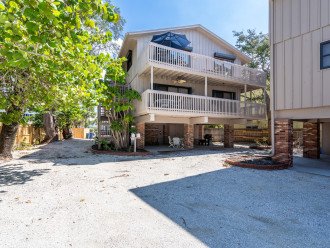 Luxurious Penthouse-3 Bed 3 Bath on Siesta Key Beach with pool and walk to town! #36