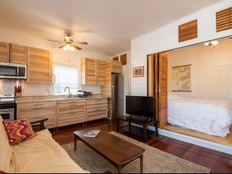 Bright, clean studio, recently renovated. 4K TV, Front loading washer/dryer