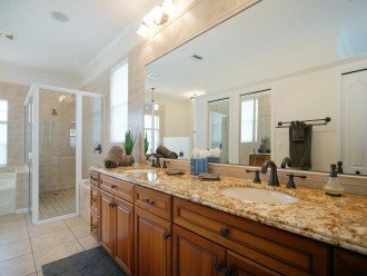 the luxurious bath of the Villa in Cape Coral