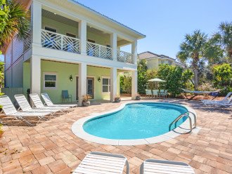 Luxury Home! Private Pool- Free 6 Seat Golf Cart! 3 Minutes to Beach