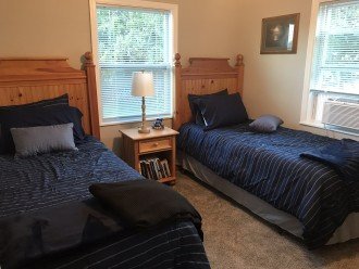2nd bedroom with twin beds
