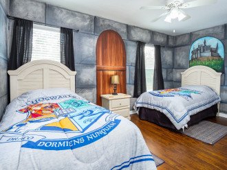 Bedroom 6: Twin bedroom, themed as Harry Potter