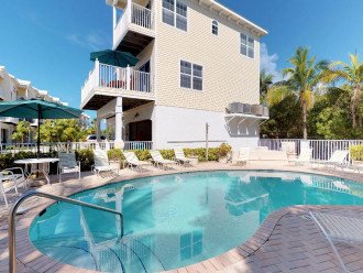Updated 3 Bedroom Townhome, Steps to the Beach with Views from the Balcony #19