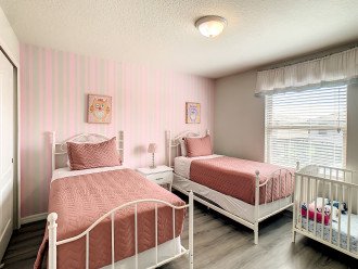 Twin bedroom 1 with crib