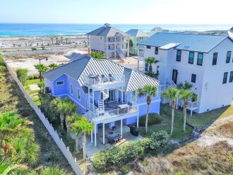 Elegantly decorated 3/3.5 home in gated community w/pool & dock!