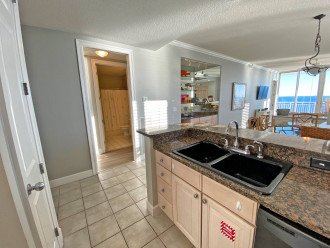 FREE BEACH SERVICE INCLUDED! 17TH FLOOR CONDO/THE PEARL OF NAVARRE! #11