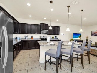 The fully equipped Kitchen with 4 bar chairs