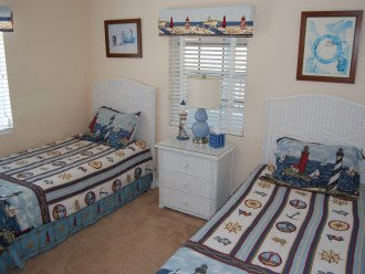 Twin Bedroom with Memory Foam Mattresses: extra blanket and pillows provided