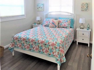 Cottage B- Bedroom with Queen Bed